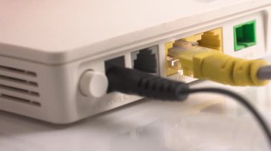 Eller yönlendiricideki sarı yama kablosunu uzatıyor. Yüksek kalite 4k görüntü