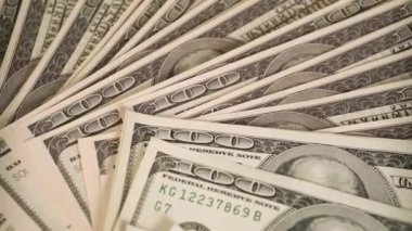 Bitcoin yüz dolarlık banknotların üzerinde yalan söylüyor. Yüksek kaliteli video