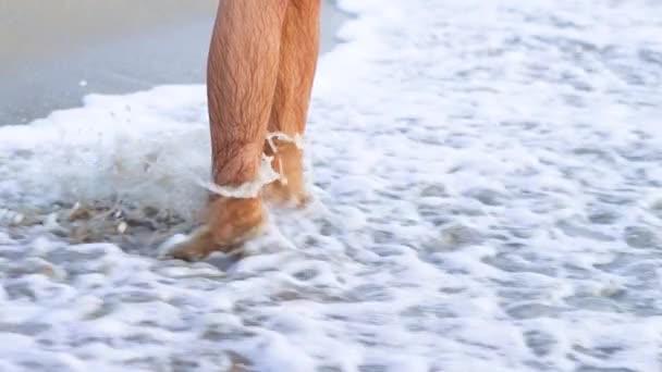 Чоловічі Ноги Миють Морською Хвилею Висока Якість Відео — стокове відео