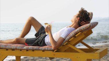 Sahilde dinlenen bir adam. Yüksek kalite fotoğraf