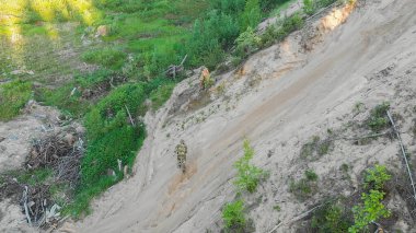 Drone ordunun hareketlerini izliyor. Kavram. Yüksek kalite fotoğraf