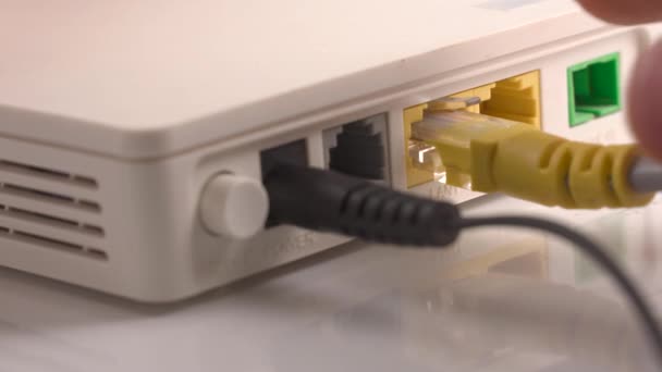 Man Hand Dra Internet Kabel Uttaget Routern Högkvalitativ Film — Stockvideo