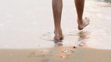 Denize düşen bir adamın bacakları. Yüksek kaliteli video