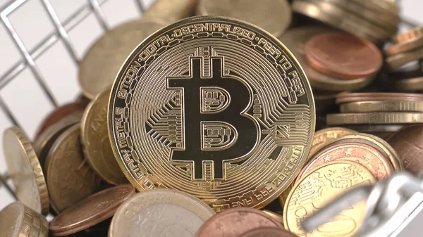 Bitcoin madeni parasına karşılık birçok Euro madeni parası. Yüksek kalite fotoğraf