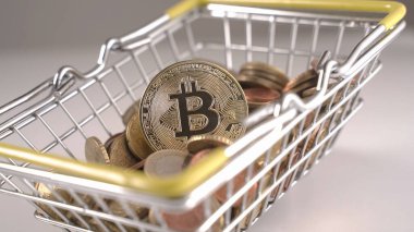 Bitcoin ile satın almalar için ödeme. Para arabası ve bitcoin. Yüksek kalite fotoğraf