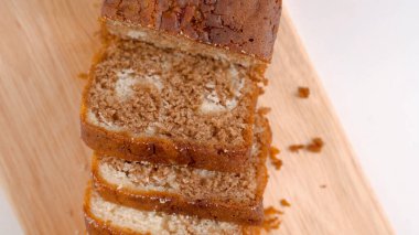 Tahta üzerinde dilimlenmiş kahverengi ekmeği kapat. Yüksek kalite fotoğraf