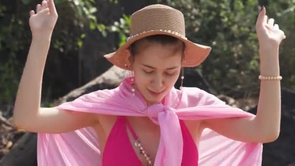 Mädchen Rosafarbenem Poreo Und Hut Tanzen Hochwertiges Filmmaterial — Stockvideo