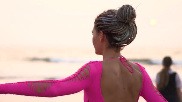 Γυναίκα Χέρια Namaste Κορίτσι Γιόγκα Στην Παραλία Ηλιοβασίλεμα Υψηλής Ποιότητας — Αρχείο Βίντεο