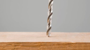 Matkap ucu, ahşap bir bloğu yakından matkaplıyor. Yüksek kalite fotoğraf