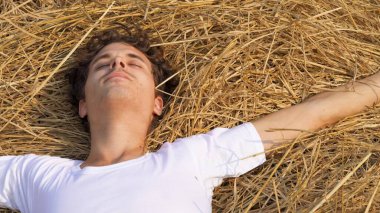 Buğday tarlasında yatan mutlu adam. Yüksek kalite fotoğraf