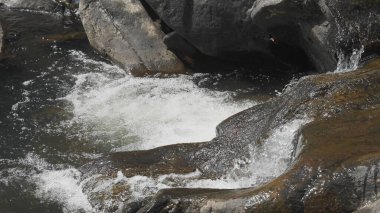 Dağ nehri köpüklü su çağlayanlarıyla. Yüksek kalite fotoğraf