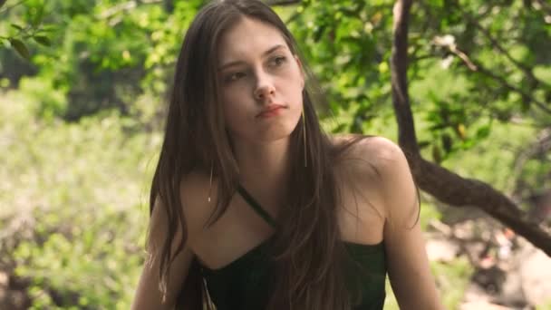 Porträt Eines Beleidigten Mädchens Mit Nachdenklichem Blick Hochwertiges Filmmaterial — Stockvideo