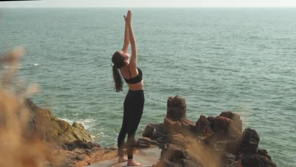 Молодая Женщина Исполняет Урдхву Хастасану Горной Позе Тадасана Океана Высококачественные — стоковое видео