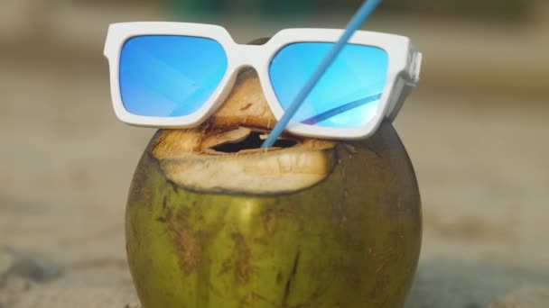 白いサングラスとストローでココナッツを飲んで 人間の顔を模倣する 高品質の4Kビデオ映像 — ストック動画