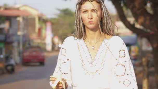 Eine Junge Frau Mit Dreadlocks Isst Weißen Kleid Eine Banane — Stockvideo
