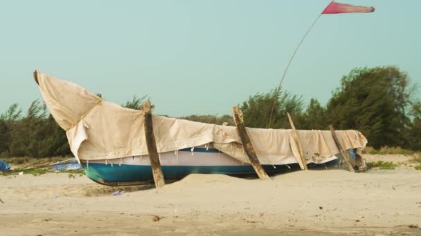 Barco Pesca Coberto Com Pano Para Proteger Chuva Litoral Imagens — Vídeo de Stock