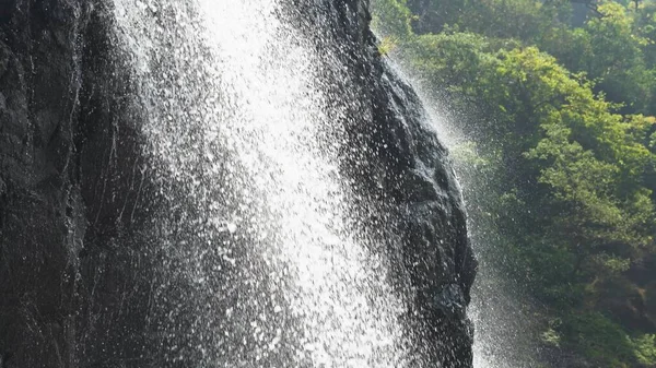 Şelaleden gelen su damlaları yakından geliyor. Yüksek kalite fotoğraf