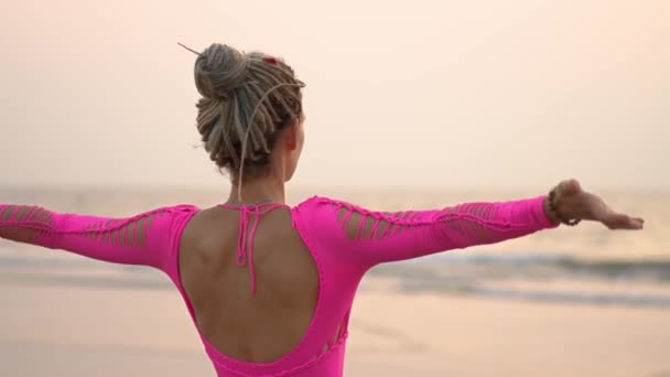 Женщина Розовом Купальнике Позирует Фоне Побережья Океана Высококачественный Видеоматериал — стоковое видео