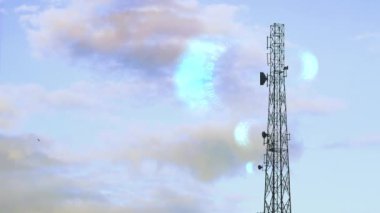 Telekomünikasyon animasyon dalgaları. 5G anten kulesi hücresel. Yüksek kalite 4k görüntü