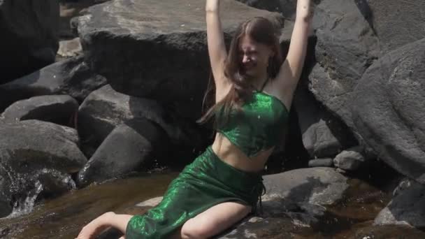 海岸の岩の上に座って休暇を楽しんでいる若い女性 高品質の4Kビデオ映像 — ストック動画