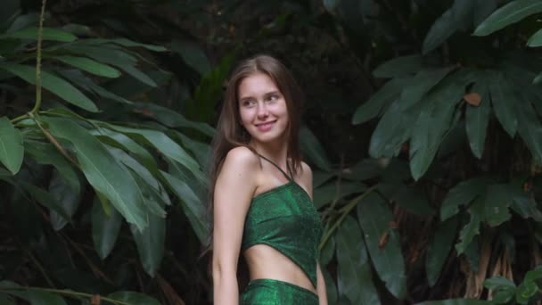 Junge Frau Grünem Kleid Auf Tropischen Blättern Hintergrund Hochwertiges Filmmaterial — Stockvideo