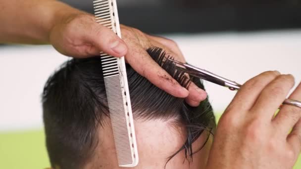 Barber Cutting Young Mans Hair Scissors Comb High Quality Footage — Stock Video