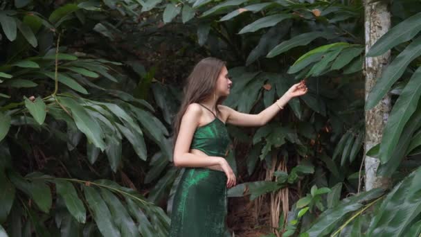 Mädchen Grünem Kleid Schnüffeln Kaffeeblättern Hochwertiges Filmmaterial — Stockvideo