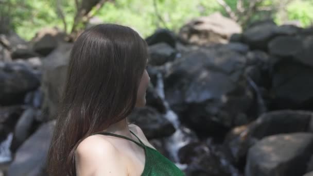 Junge Frau Lächelt Vor Felsenkulisse Grünen Badeanzug Hochwertiges Videomaterial — Stockvideo