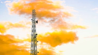 Turuncu gökyüzü arka planına karşı iletişim baz istasyonu. Yüksek kalite fotoğraf