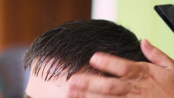 Fryzjer Suszenie Głowy Młodego Klienta Płci Męskiej Wysokiej Jakości Materiał — Wideo stockowe