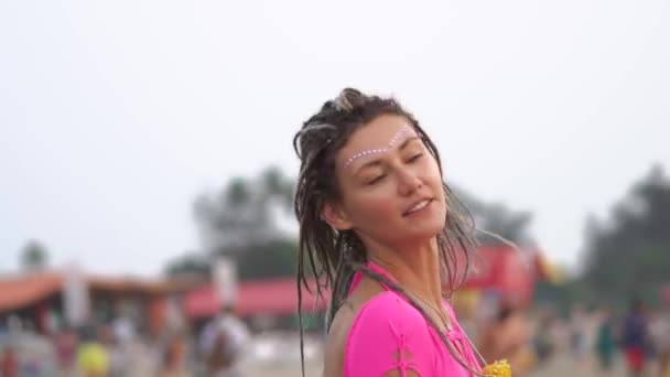 Mujer Joven Con Trenzas Flores Alrededor Cuello Encuentra Arambol Goa — Vídeo de stock