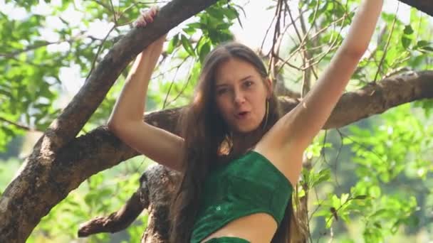 Giovane Donna Arrampicò Albero Indossando Una Cima Verde Video Alta — Video Stock