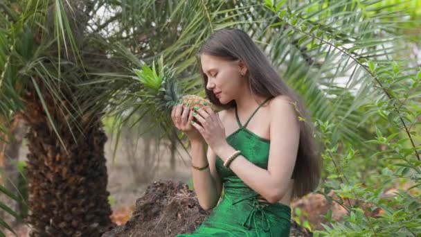 Giovane Donna Che Prende Dolce Profumo Succoso Ananas Video Alta — Video Stock