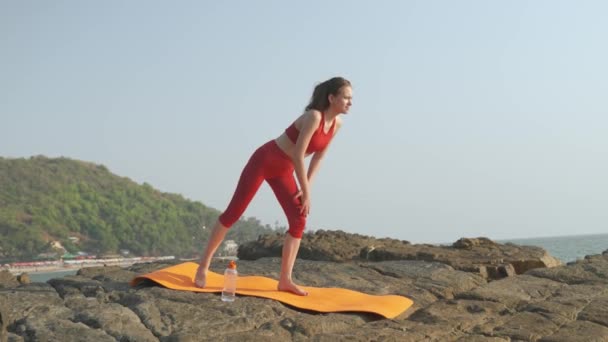 Giovane Donna Abbigliamento Sportivo Pratica Yoga Esegue Una Variazione Dell — Video Stock