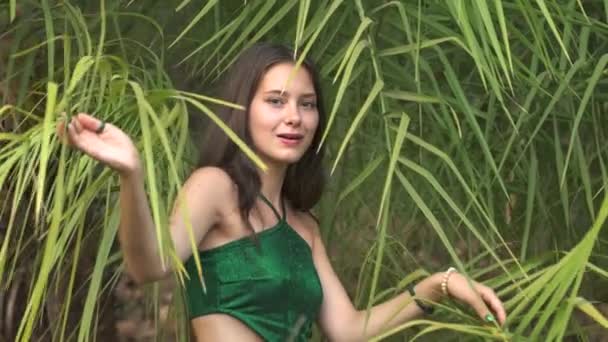 Jonge Vrouw Groen Badpak Navigeren Exotische Planten Hoge Kwaliteit Videobeelden — Stockvideo
