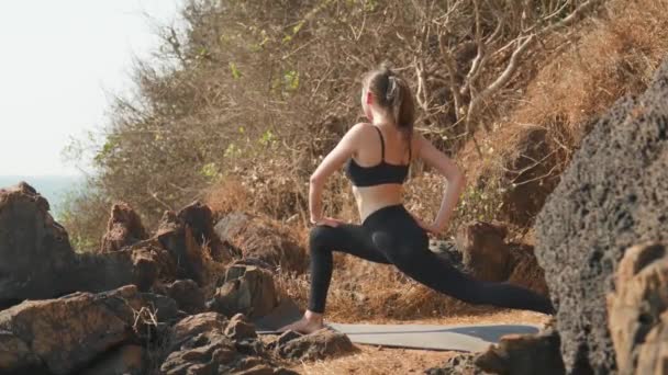 Eine Junge Frau Steht Reiterpose Vor Einem Felshintergrund Und Trägt — Stockvideo