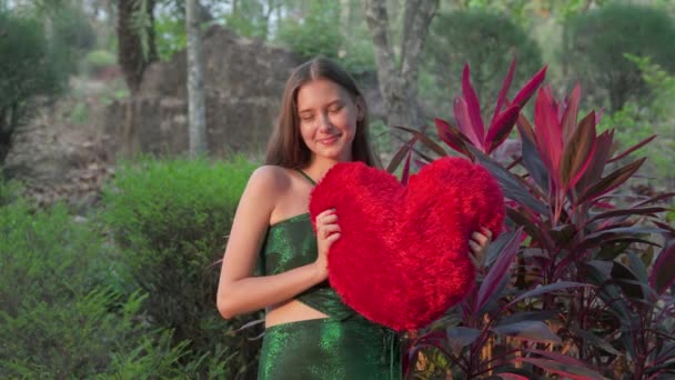 大きな赤いプッシュハート 赤い花に対するバレンタインデーのコンセプトを保持するモデル 高品質の4Kビデオ映像 — ストック動画
