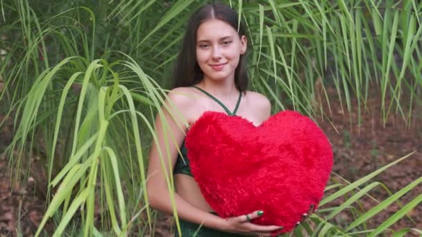 Brunetka Młoda Kobieta Trzyma Duży Czerwony Serce Zielony Strój Kąpielowy — Wideo stockowe