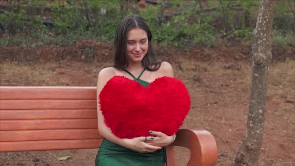 Mujer Joven Acaricia Hasta Corazón Grande Rojo Concepto Del Día — Vídeo de stock