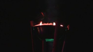 Karanlık arka planda ateş olan bir kase, gece meşalesi. Yüksek kalite 4k video kaydı