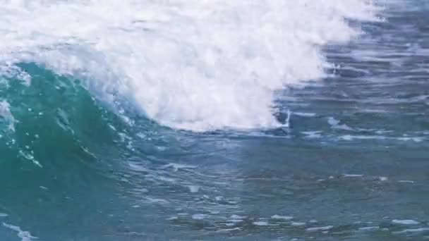 Fale Morskie Zwijają Się Rury Wybrzeżu Wysokiej Jakości Materiał Wideo — Wideo stockowe