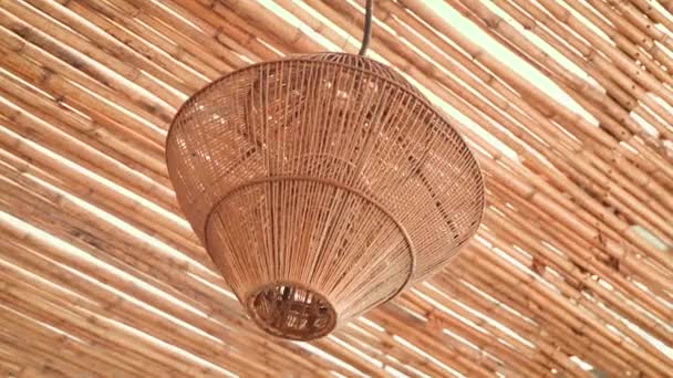 Plafondlamp Gemaakt Van Milieuvriendelijke Materialen Een Café Hoge Kwaliteit Videobeelden — Stockvideo
