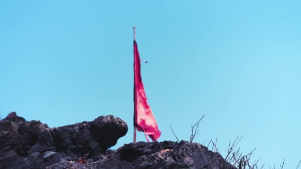 Bandeira Vermelha Pano Fundo Céu Azul Imagens Alta Qualidade — Vídeo de Stock