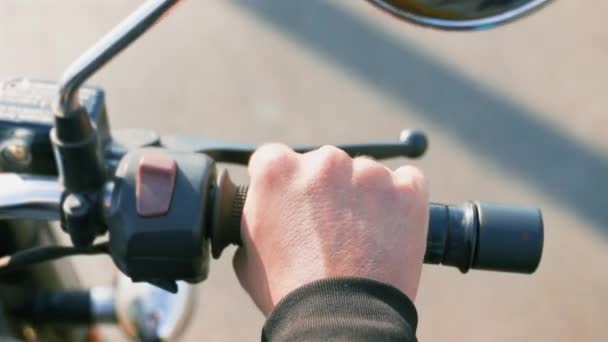 Zbliżenie Młodego Człowieka Trzymającego Kierownicę Motocykla Wysokiej Jakości Materiał Wideo — Wideo stockowe