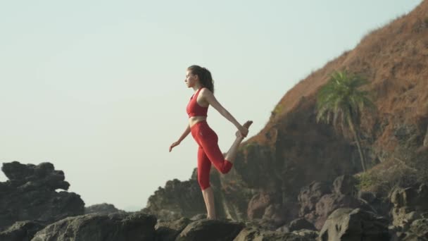 Jonge Vrouw Yoga Aan Het Beoefenen Een Strik Pose Met — Stockvideo