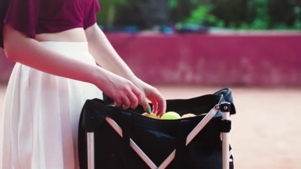 Fiatal Hozza Vissza Tartalék Teniszlabdák Fehér Szoknya Kiváló Minőségű Videofelvétel — Stock videók