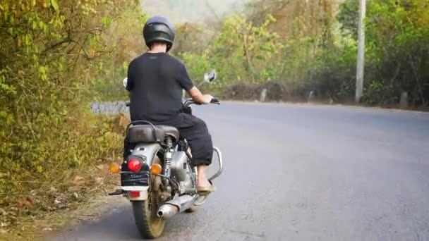 Ung Man Kör Vintage Motorcykel Asien Högkvalitativ Videofilm — Stockvideo