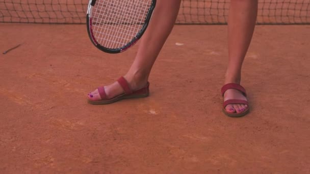 Jugador Tenis Con Una Falda Blanca Sosteniendo Una Raqueta Tenis — Vídeos de Stock