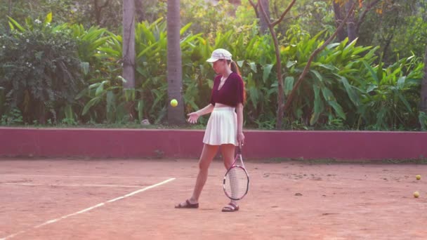 Ung Kvinna Vit Kjol Kastar Bollen För Tennis Serve Högkvalitativ — Stockvideo