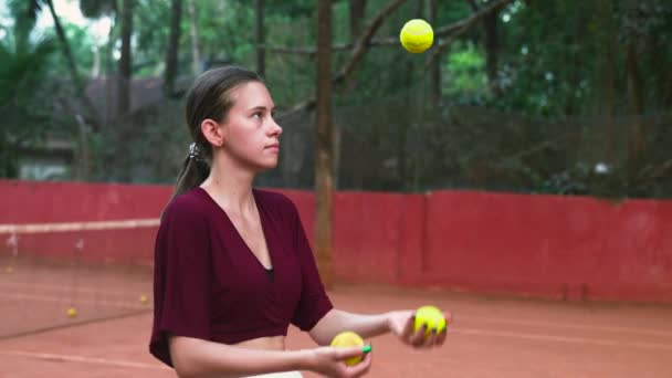 Μια Νεαρή Γυναίκα Παίζει Μπάλες Του Τένις Στο Γήπεδο Υψηλής — Αρχείο Βίντεο